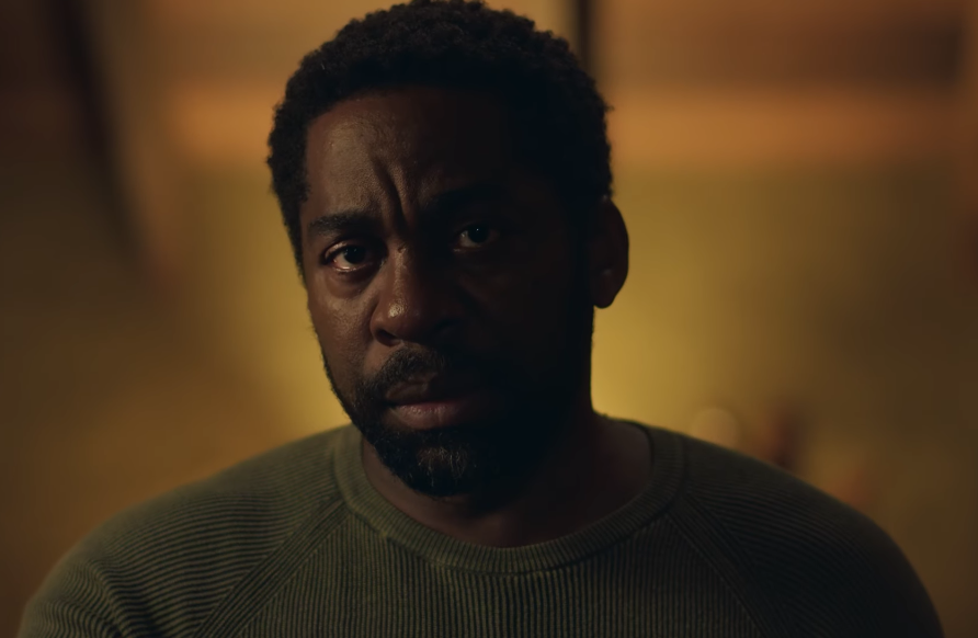 Lázaro Ramos em cena no trailer da série Os Outros