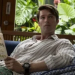 O ator Patrick Schwarzenegger sorrindo em um evento, escalado para o filme Leitura de Verão.