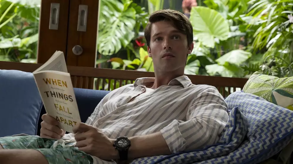 O ator Patrick Schwarzenegger sorrindo em um evento, escalado para o filme Leitura de Verão.