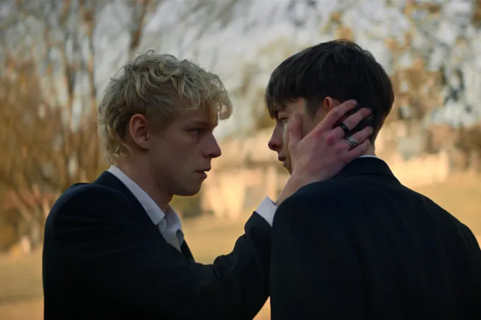 Protagonistas encaram entidade que assume formas humanas em cena de Levítico