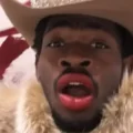 Lil Nas X chegando ao tribunal em Los Angeles durante audiência sobre acusações de agressão