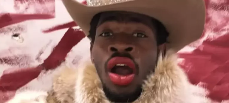 Lil Nas X chegando ao tribunal em Los Angeles durante audiência sobre acusações de agressão