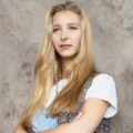 Lisa Kudrow como Phoebe Buffay em cena de Friends durante episódio da série