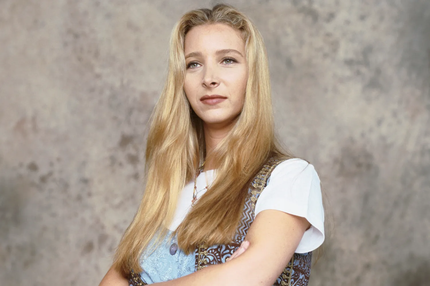 Lisa Kudrow como Phoebe Buffay em cena de Friends durante episódio da série