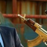 Nicolas Cage como Yuri Orlov em Lords of War 2 ao lado de Bill Skarsgård em cena de confronto familiar na sequência do filme