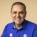 Luis Roberto durante transmissão esportiva da TV Globo antes de afastamento por problemas de saúde