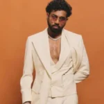 O rapper King em uma cena de ação da série musical Lukkhe no Prime Video.