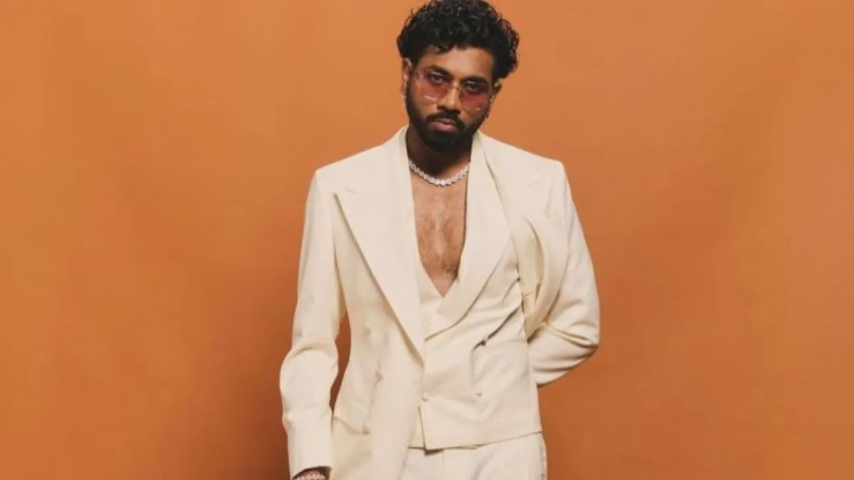 O rapper King em uma cena de ação da série musical Lukkhe no Prime Video.