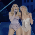 Madonna e Sabrina Carpenter cantando juntas no palco principal do Coachella.