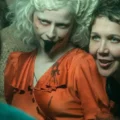 A cineasta Maggie Gyllenhaal sorri em evento oficial do Festival de Veneza