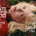 Maisie Peters se apresentando ao vivo em show com público durante turnê musical