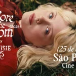 Maisie Peters se apresentando ao vivo em show com público durante turnê musical