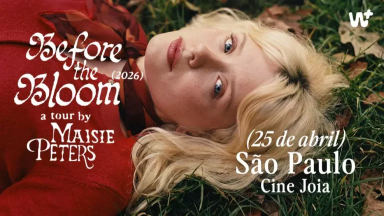 Maisie Peters se apresentando ao vivo em show com público durante turnê musical