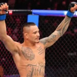 Marcio Ticotô desfere cruzado de esquerda contra Dennis Buzukja no UFC Winnipeg.