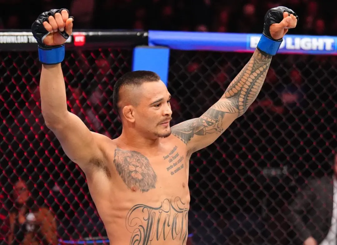 Marcio Ticotô desfere cruzado de esquerda contra Dennis Buzukja no UFC Winnipeg.