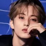 Mark Lee durante apresentação com o NCT antes de deixar a SM Entertainment e os subgrupos NCT 127 e NCT Dream