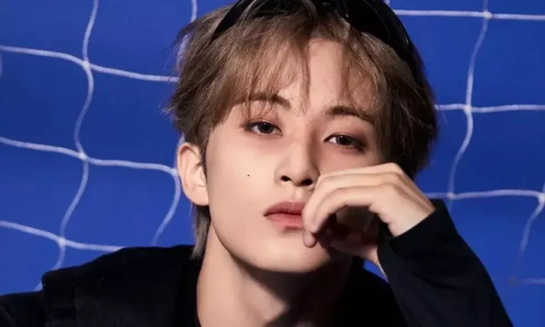 Mark Lee durante apresentação com o NCT antes de deixar a SM Entertainment e os subgrupos NCT 127 e NCT Dream