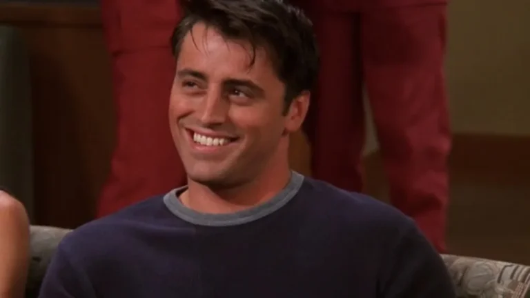 Matt Leblanc rindo na série Friends.