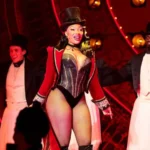 Megan Thee Stallion sendo levada ao hospital após passar mal na apresentação de Moulin Rouge