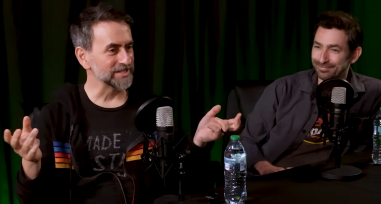 Logo de Metal Gear Solid associado a imagens de ação e suspense cinematográfico, com referência ao personagem Solid Snake em ambientação militar.