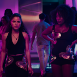 (da esquerda para a direita) Shannon Gisela como Etta, Brittany Adebumola como Lovely