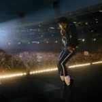 Cena da cinebiografia Michael com Jaafar Jackson caracterizado como Michael Jackson no palco