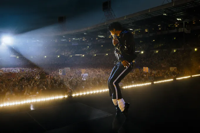 Cena da cinebiografia Michael com Jaafar Jackson caracterizado como Michael Jackson no palco