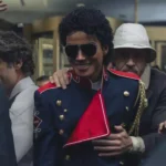 Cena do filme Michael com Jaafar Jackson interpretando Michael Jackson em apresentação musical