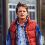 O ator Michael J. Fox sorrindo durante um evento público recente.