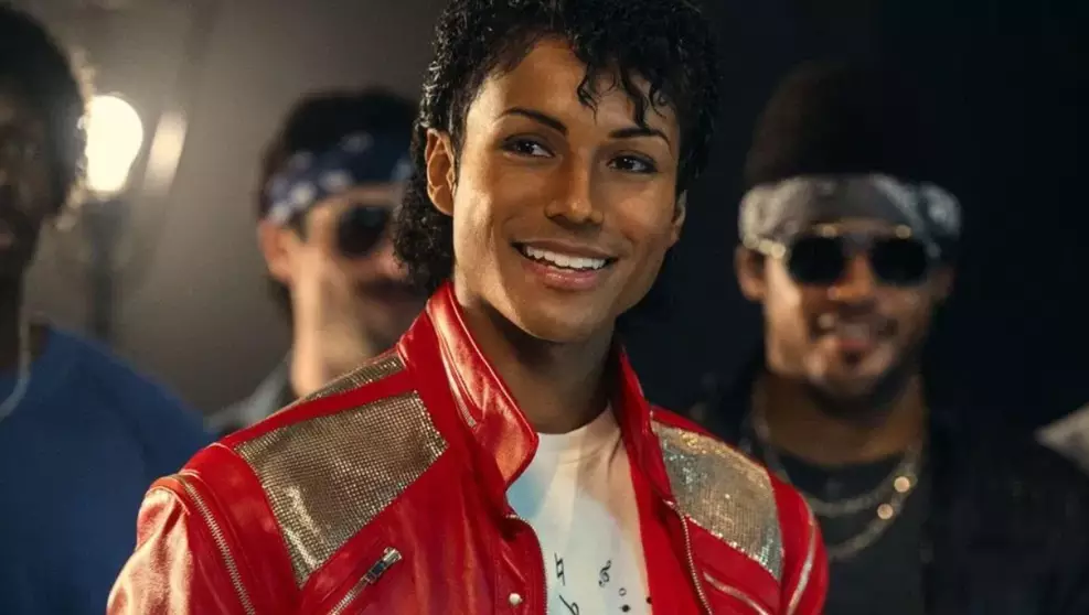 Michael Jackson em cinebiografia musical convencional destaca trajetória e atuação de Jaafar Jackson em narrativa de ascensão artística
