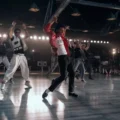 Ator Jaafar Jackson caracterizado como Michael Jackson em momento de tensão