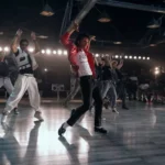 Ator Jaafar Jackson caracterizado como Michael Jackson em momento de tensão