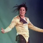 Retrato do cantor Michael Jackson em contexto de tribunal federal