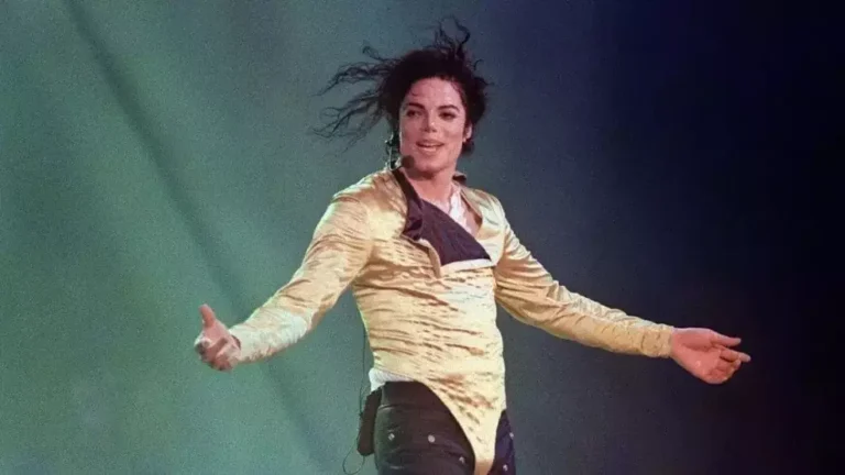 Retrato do cantor Michael Jackson em contexto de tribunal federal