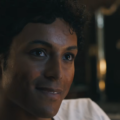 Michael Jackson retratado por Jafaar Jackson no trailer final do filme, em cena com os pais interpretados por Colman Domingo e Nia Long