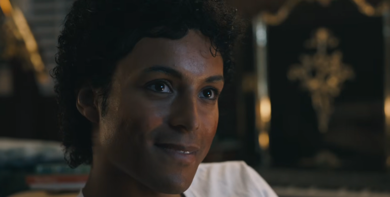 Michael Jackson retratado por Jafaar Jackson no trailer final do filme, em cena com os pais interpretados por Colman Domingo e Nia Long