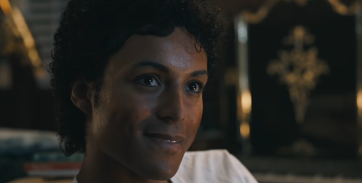 Michael Jackson retratado por Jafaar Jackson no trailer final do filme, em cena com os pais interpretados por Colman Domingo e Nia Long