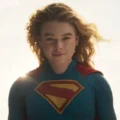 Milly Alcock durante entrevista sobre o filme Supergirl e críticas a filmes de super-heróis