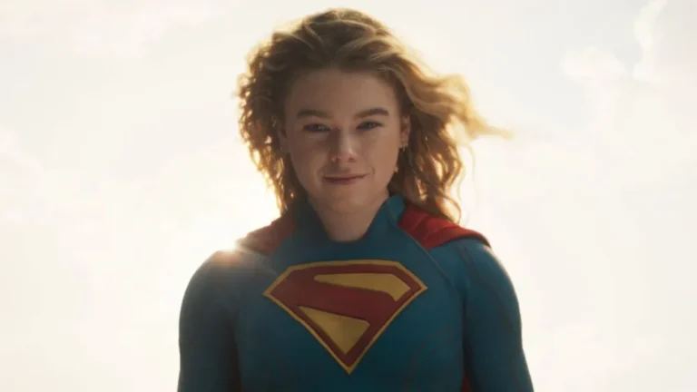 Milly Alcock durante entrevista sobre o filme Supergirl e críticas a filmes de super-heróis