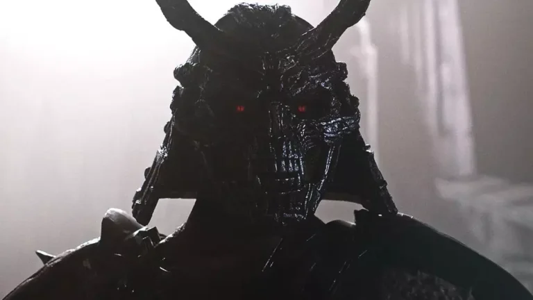 O ator Martyn Ford caracterizado como o vilão Shao Kahn no set de filmagens de Mortal Kombat 2.