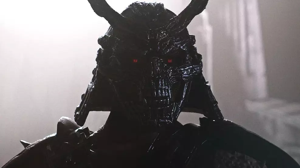 O ator Martyn Ford caracterizado como o vilão Shao Kahn no set de filmagens de Mortal Kombat 2.