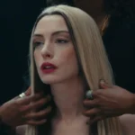 Anne Hathaway caracterizada como a cantora pop no filme Mother Mary da A24.