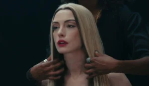 Anne Hathaway caracterizada como a cantora pop no filme Mother Mary da A24.