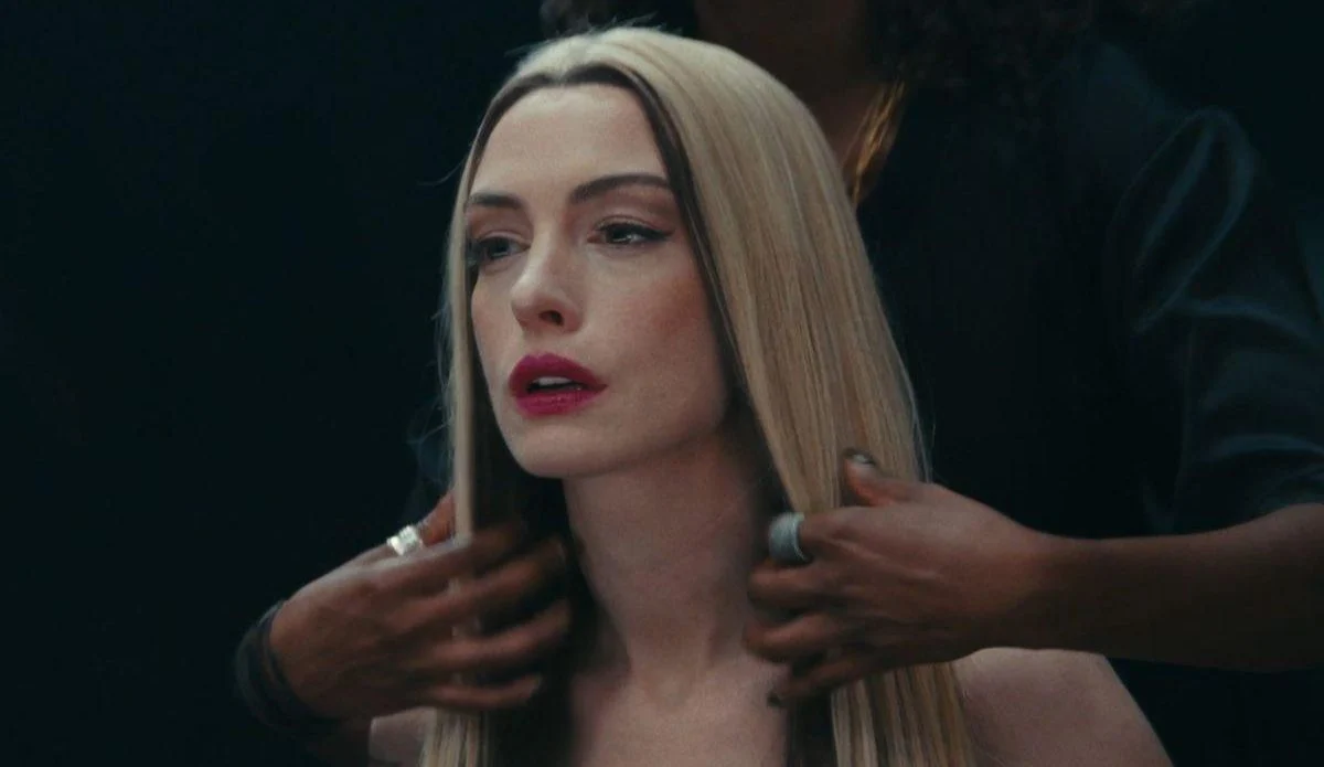 Anne Hathaway caracterizada como a cantora pop no filme Mother Mary da A24.