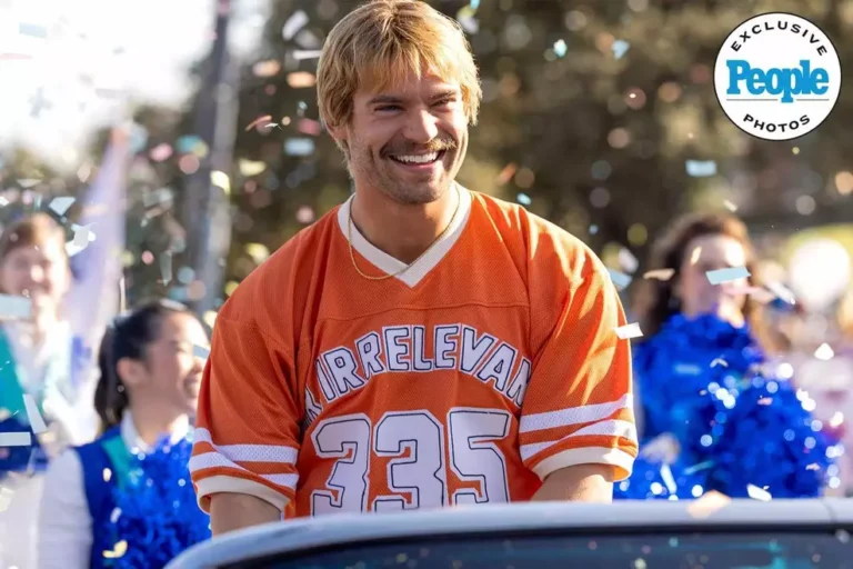 David Corenswet caracterizado como o jogador John Tuggle no filme Mr. Irrelevant