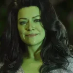 Tatiana Maslany como Jennifer Walters em cena de Mulher-Hulk, série de sucesso da Marvel Studios