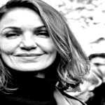 Atriz Nadia Farès em cena de filme francês.