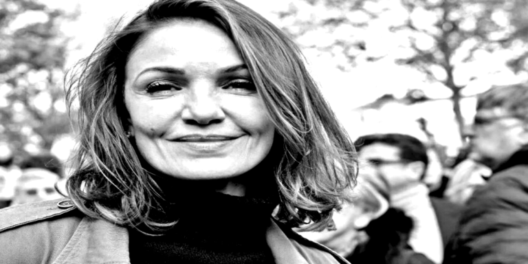 Atriz Nadia Farès em cena de filme francês.