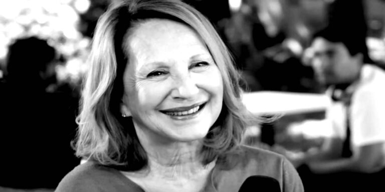 Atriz Nathalie Baye em premiação oficial na França.