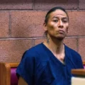 Foto de tribunal em Las Vegas mostra o ator Nathan Chasing Horse durante julgamento de condenação por agressão sexual